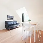 Tolstov Apartments - 3 Room Attic Apartment - Kitchen - 5 Min To Messe Dus